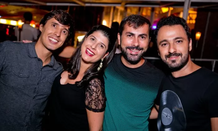 Cristian Dayvson, Raquel Giudice, Artur Batitucci e o aniversariante de hoje, Guilherme Schröder, antes da pandemia 1 Cristian Dayvson, Raquel Giudice, Artur Batitucci e o aniversariante de hoje, Guilherme Schröder, antes da pandemia Foto: Wanderson Monteiro