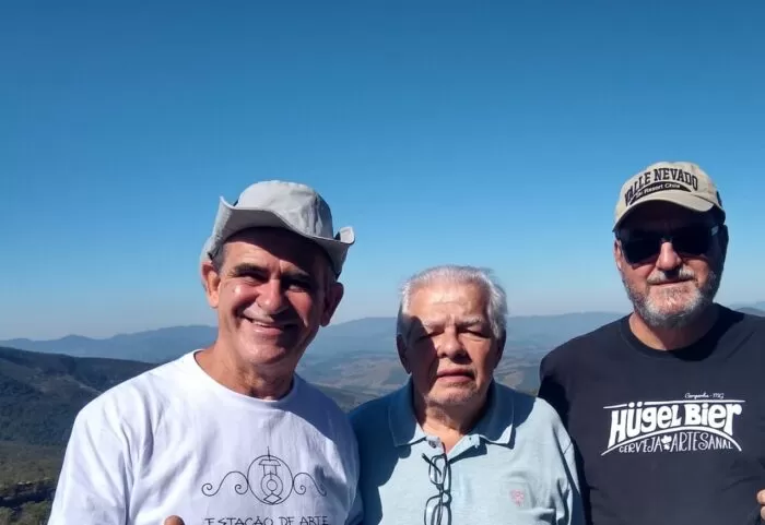 Gerson Guedes, Geraldo Mizael e Leonardo Rebouças durante visita à Estação de Arte, em Ibitipoca, onde o artista está produzindo um painel sobre a história da tradicional Malhas Keeper 1 Gerson Guedes, Geraldo Mizael e Leonardo Rebouças durante visita à Estação de Arte, em Ibitipoca, onde o artista está produzindo um painel sobre a história da tradicional Malhas Keeper