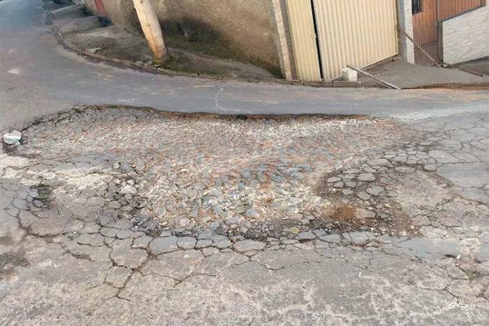 Buraco causa problemas no trânsito 1 vu 2005