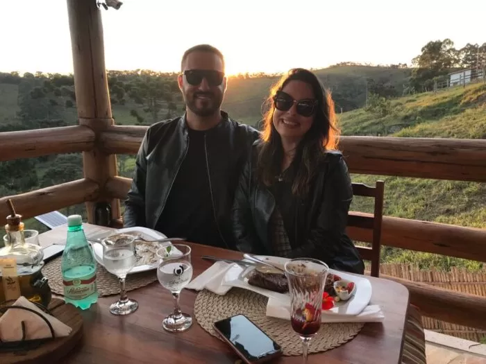 Cesar Oliveira e a noiva Cláudia Oliveira clicados na ensolarada tarde do Dia dos Namorados, no Oliva Bistrô, em Ibitipoca  