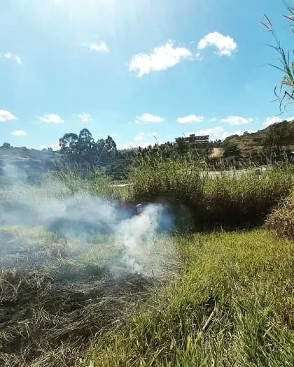 Incêndio atinge vegetação próxima ao Hospital Regional de Barbacena 1 Incendio Barbacena
