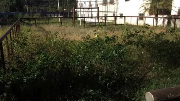 Praça abandonada no Bairro Fábrica 1 vu10.06