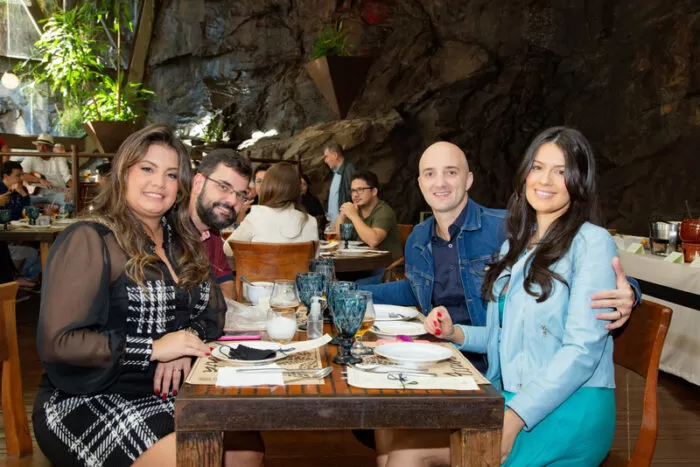 Marcelle Tristão e Luciano Larcher com Frederico e Mylla Moreira Costa na estreia da feijoada do Assunta 1 Marcelle Tristão e Luciano Larcher com Frederico e Mylla Moreira Costa na estreia da feijoada do Assunta Foto: Bruno Bomtempo