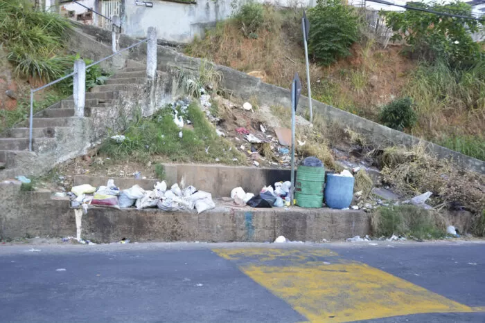 Descarte irregular de lixo é frequente em 60 pontos de Juiz de Fora 5 Buraco Sujeira Olegario Maciel Foto Jessica Pereira 50