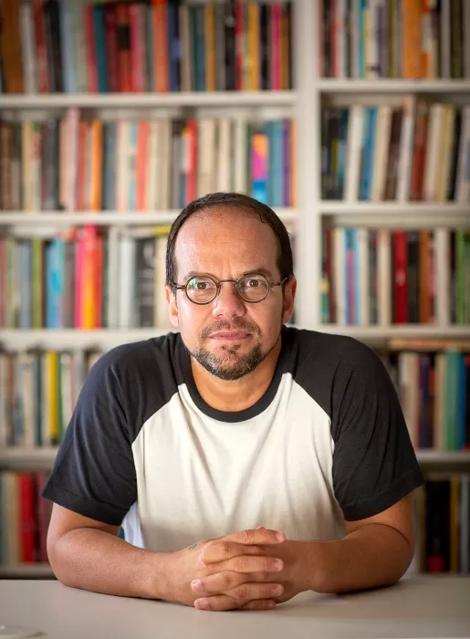 "Sempre tive interesse especial por ritos que se dão quase de forma imperceptível sob a capa do cotidiano”, conta Marcelo Moutinho 2 MMoutinho LeoAversa100 2