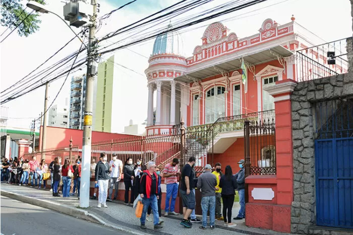 Com avanço da vacinação, demanda por doses aumenta em JF 1 fila vacina circulo militar