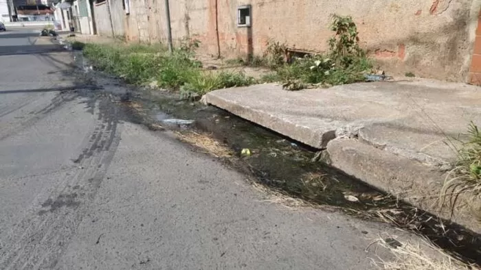 Boca de lobo transborda e causa mau cheiro no São Pedro 1 vu15.07