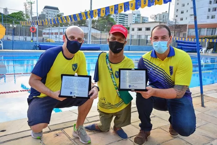 Medalhista paralímpico Gabriel Araújo desfila em viatura dos Bombeiros 4 Gabriel desfilando com bombeiros Jessica Pereira 14
