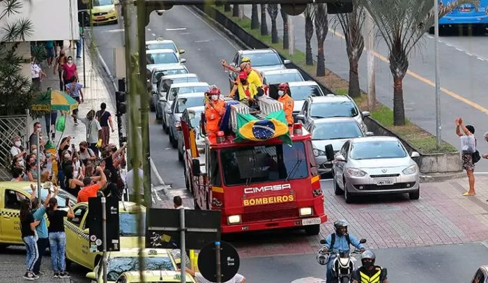 Medalhista paralímpico Gabriel Araújo desfila em viatura dos Bombeiros 1 Gabriel desfilando com bombeiros fernando priamo 10