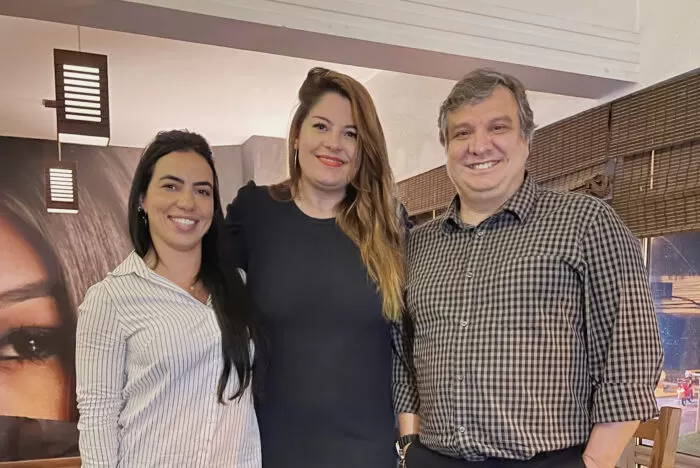 O aniversariante Álvaro Lopes com os pais Janete e Carlos Henrique 2 Gabriela Fernandes com a gerente comercial e marketing do Trade, Juliana Assis e o gerente geral Paulo Perffeti acertaram os primeiros detalhes para o Arigatô nas Alturas, no 'rooftop' do hotel