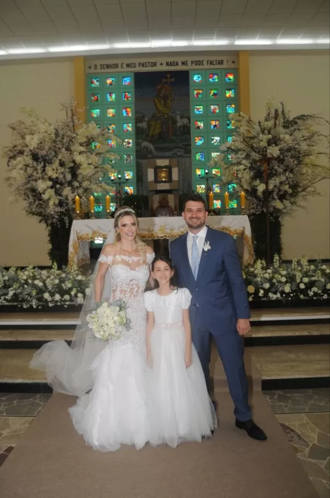 Cinthia Souza e Helio Fádel de Freitas Araujo com a daminha, Helena Freitas 3 Cinthia Souza e Helio Fádel de Freitas Araujo com a daminha, Helena Freitas, protagonistas de elegante casamento na Igreja do Bom Pastor Foto: Andréa Ottoni