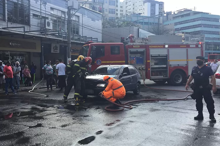 Carro pega fogo na Avenida Getúlio Vargas, no Centro de Juiz de Fora 2 carro incendiado na getulio by fernando 2