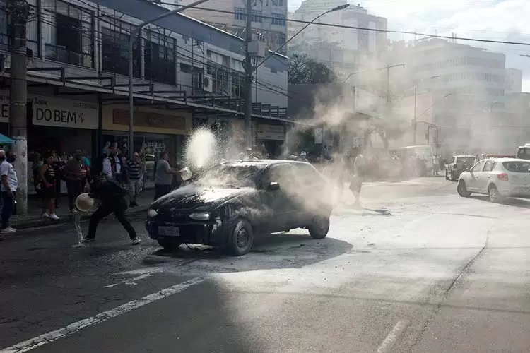 Carro pega fogo na Avenida Getúlio Vargas, no Centro de Juiz de Fora 1 carro incendiado na getulio by fernando