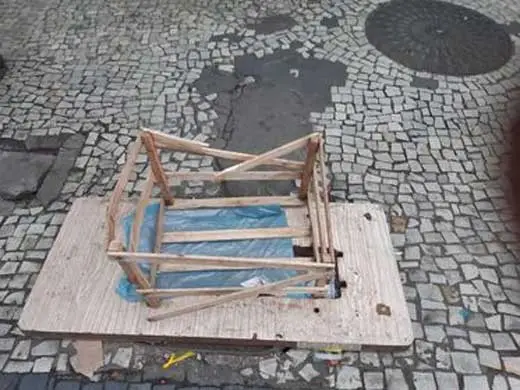 Tampa de bueiro quebrada causa transtornos na Getúlio Vargas 1 vu08.10