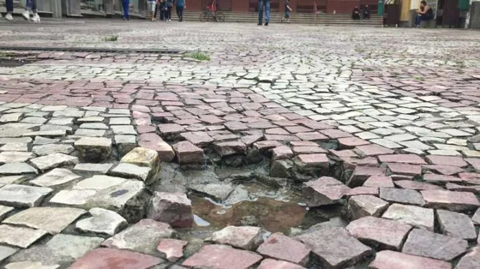 Buracos na Rua Halfeld atrapalham pedestres 1 vu20.10
