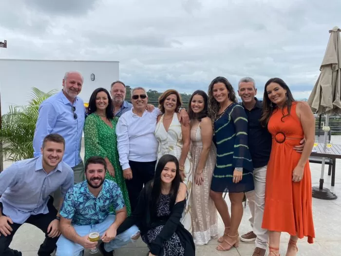 Na comemoração de seus 81 anos, Eduardo Villela de Andrade ladeado pelos filhos 1 Na comemoração de seus 81 anos, Eduardo Villela de Andrade ladeado pelos filhos Leila (com Rodrigo Sá), Eliane (com Chico Melecchi), Thaís e Fernando (com Alexandra Alves) e os netos Carolina, Luca, Pedro e Nina