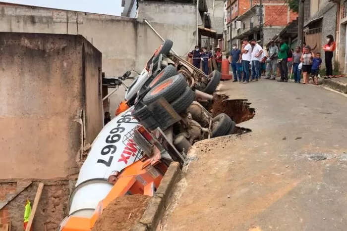 Rua cede, e caminhão tomba sobre casa no Parque Burnier 1 acidente