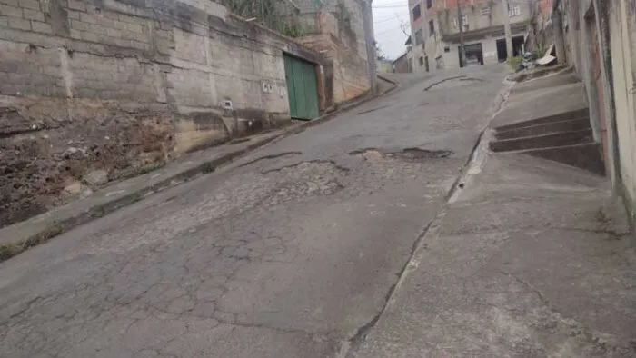 Moradores reclamam de buracos e mato alto em rua do Sagrado Coração 1 vu10.11
