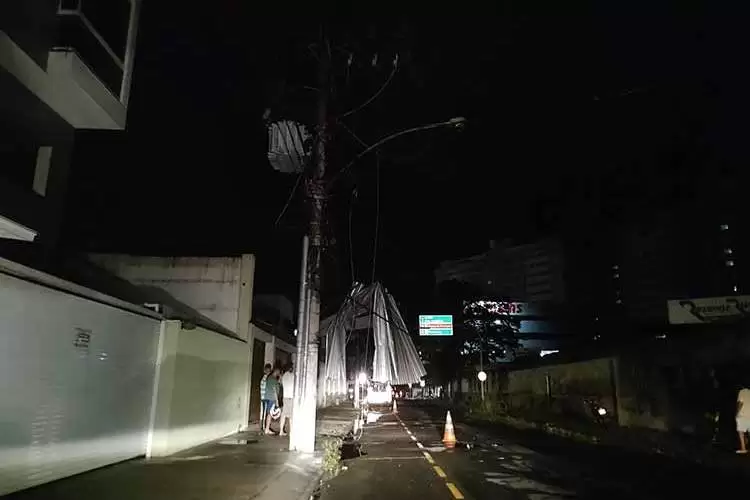 Temporal com ventos de até 77km/h causa quedas de árvores e postes 1 telha caida na fiacao eduardo valente