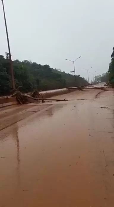 Estrutura de contenção de água pluvial transborda e trecho da BR-040 é interditado 1 08 01 2022 dique nova lima reproducao