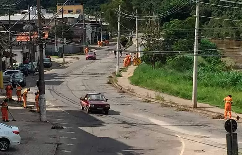 PJF realiza limpeza nas ruas do Bairro Industrial após inundação 2 limpeza bairro industrial fernando priamo