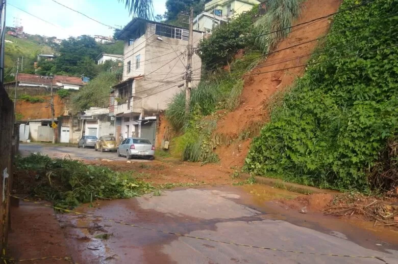 Temporal causa alagamentos e deslizamentos de terra em Juiz de Fora 1 2Chuva Rua Diva Garcia by Linamara e1644926044839
