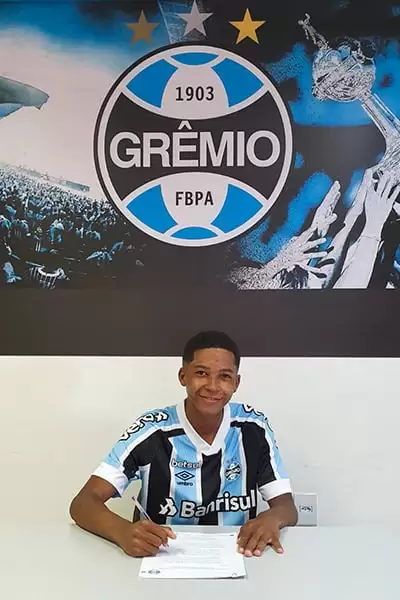 Há sete anos no Grêmio, juiz-forano tem contrato profissional e quer título brasileiro 4 Adeilson Junior contrato Gremio foto twitter Gremio