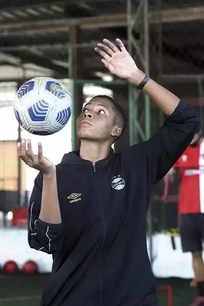Há sete anos no Grêmio, juiz-forano tem contrato profissional e quer título brasileiro 3 Adeilson Junior fernando priamo 10