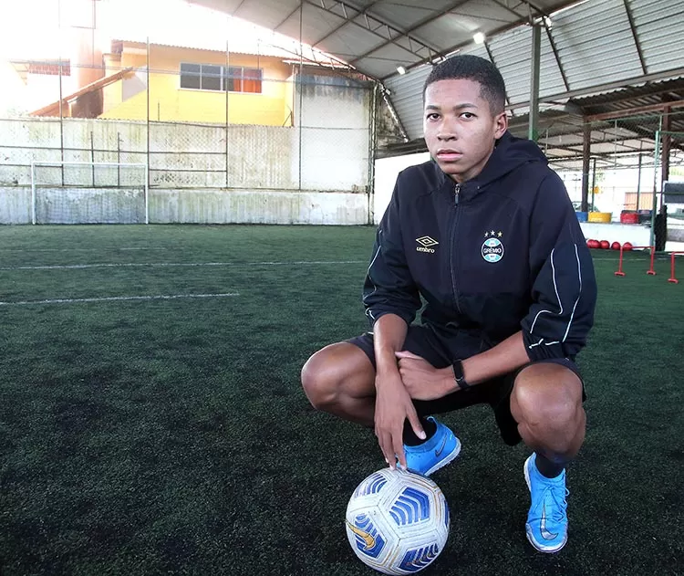 Há sete anos no Grêmio, juiz-forano tem contrato profissional e quer título brasileiro 1 Adeilson Junior fernando priamo 3