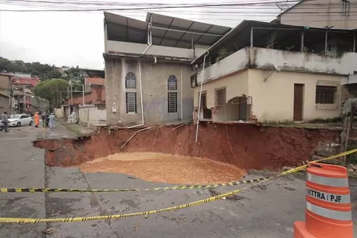Moradores de 130 áreas de risco em JF convivem com medo e insegurança 1 Ponto de deslizamento Rua Celso Nunes Leal bairro Bonfim Felipe Couri 8