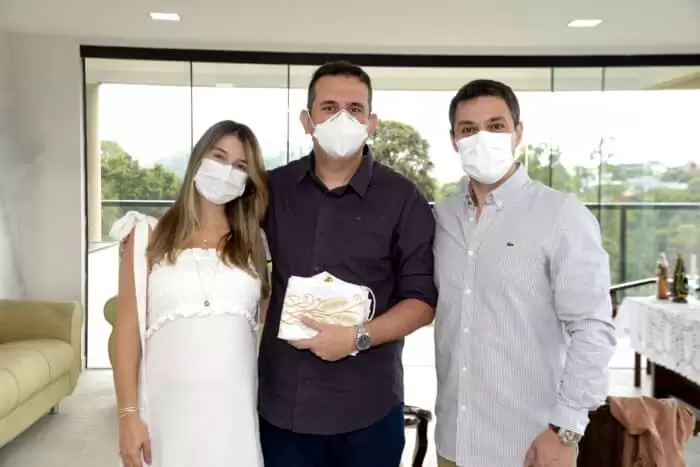 As gêmeas Ana Lúcia Ribeiro Signorelli e Ana Paula Ribeiro, elegantes aniversariantes desta terça-feira, anteciparam a comemoração no final de semana 2 O padre Pierre, ladeado por Thaís de Landa Gonçalves e Hugo Franzone, na bênção inaugural da Flora Residencial Sênior, ontem, no Novo Horizonte Foto: Wólmer Monteiro