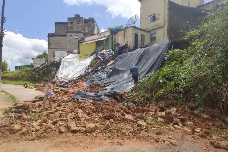 Temporal causa alagamentos e deslizamentos de terra em Juiz de Fora 3 rua eneas interditada monte castelo by gabriel silva 1
