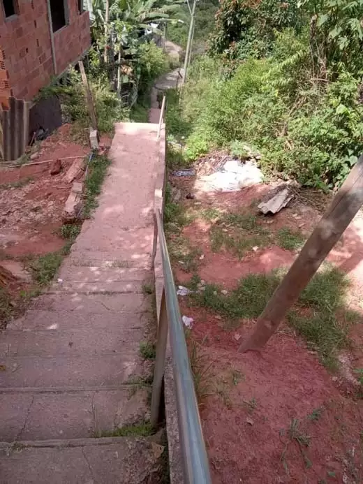Moradores pedem instalação de poste com luz em escadão 1 vu09.02