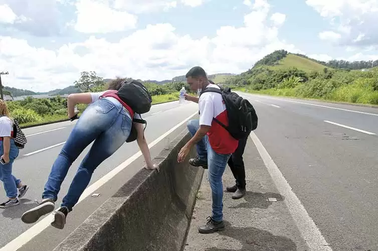 Para acessar escola, alunos se arriscam ao atravessar a BR-040 1 Alunos Sesi Senai Barreira 040 fernando priamo 1