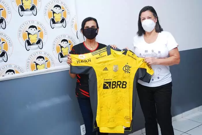 Instituto Bruno rifa camisa do Flamengo autografada por jogadores do clube 2 Instituto Bruno camisa Flamengo Rifa