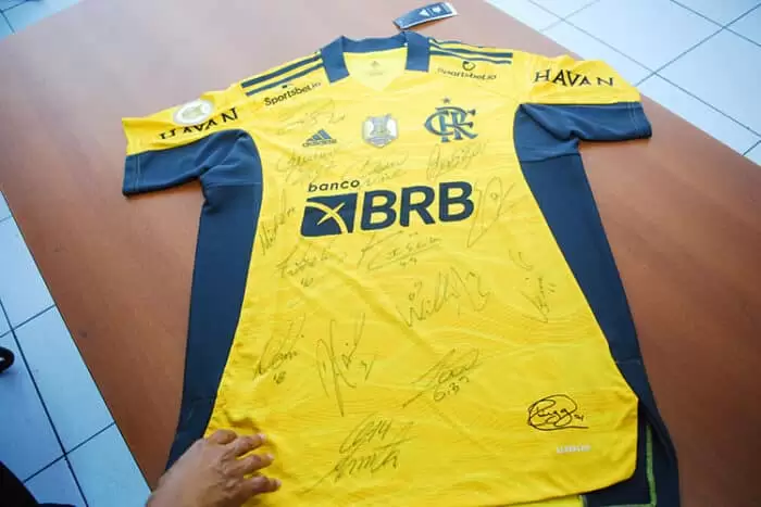 Instituto Bruno rifa camisa do Flamengo autografada por jogadores do clube 1 Instituto Bruno camisa Flamengo Rifa2