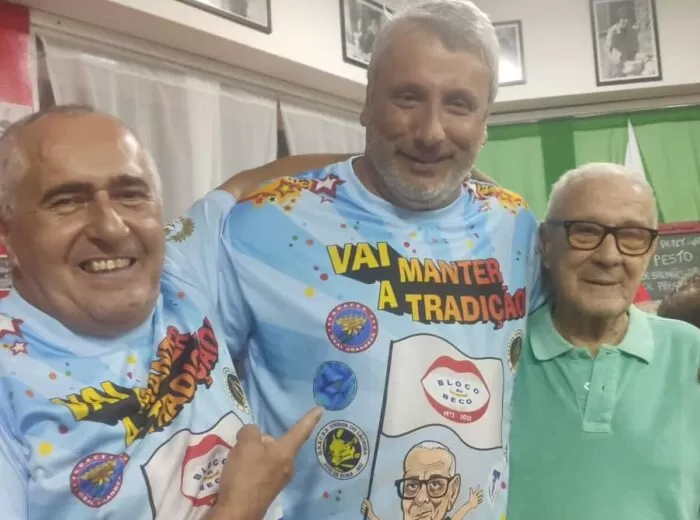 O presidente do Bloco do Beco, Ede Bassoli com Glauco Araújo e Mamão na Cantina do Bexiga 1 O presidente do Bloco do Beco, Ede Bassoli com Glauco Araújo e Mamão na Cantina do Bexiga