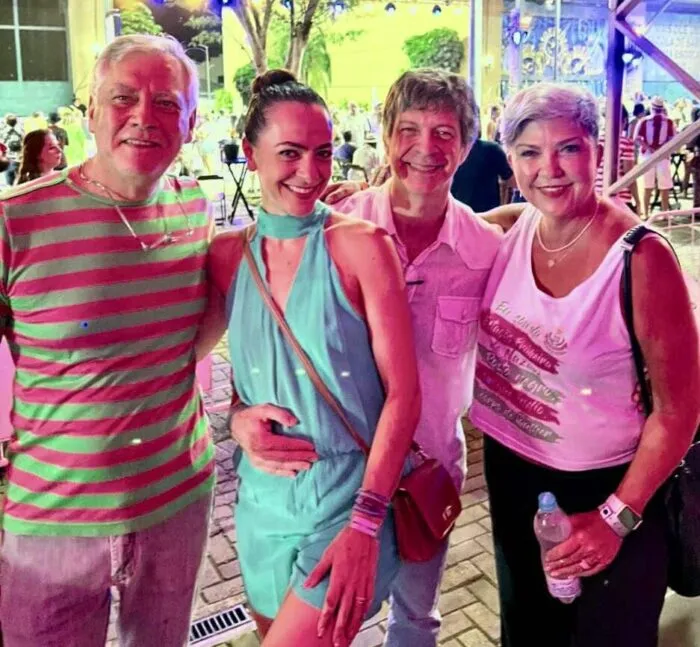 O presidente do Bloco do Beco, Ede Bassoli com Glauco Araújo e Mamão na Cantina do Bexiga 2 Dorival e Maria Luiza Barbosa Pinto ladeando Dani Marie e Marcelo Misailidis nos agitos carnavalescos na Cidade do Samba, no Rio