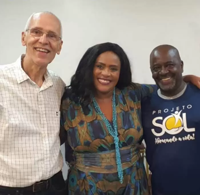Celinho Vidal, realçando seu novo ‘look’ com menos 17 quilos, e a anfitriã Mônica Mérida na festa de aniversário do marido Helinho Fazolato 3 Armando Falconi, Sandra Portela e Paul Almeida clicados na movimentada reunião do Projeto Sol - Abraçando a Vida, no Ritz Hotel