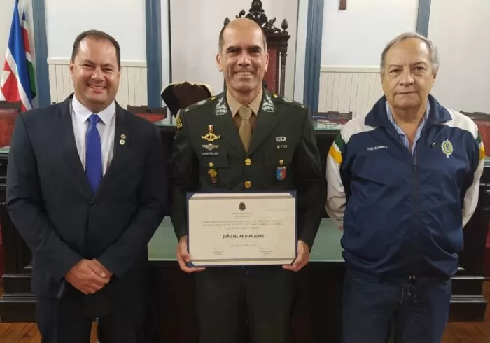 O vereador João Wagner Antoniol com o comandante da 4ª Brigada de Infantaria, general João Felipe Dias Alves - agraciado com o título de cidadão honorário - e Luiz Eduardo Schmitz 1 O vereador João Wagner Antoniol com o comandante da 4ª Brigada de Infantaria, general João Felipe Dias Alves - agraciado com o título de cidadão honorário - e Luiz Eduardo Schmitz