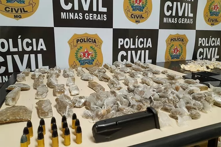 Operação da Polícia Civil contra o tráfico apreende cinco adolescentes e prende três adultos 1 Polícia Civil apreende drogas em ação na qual família foi feita refém