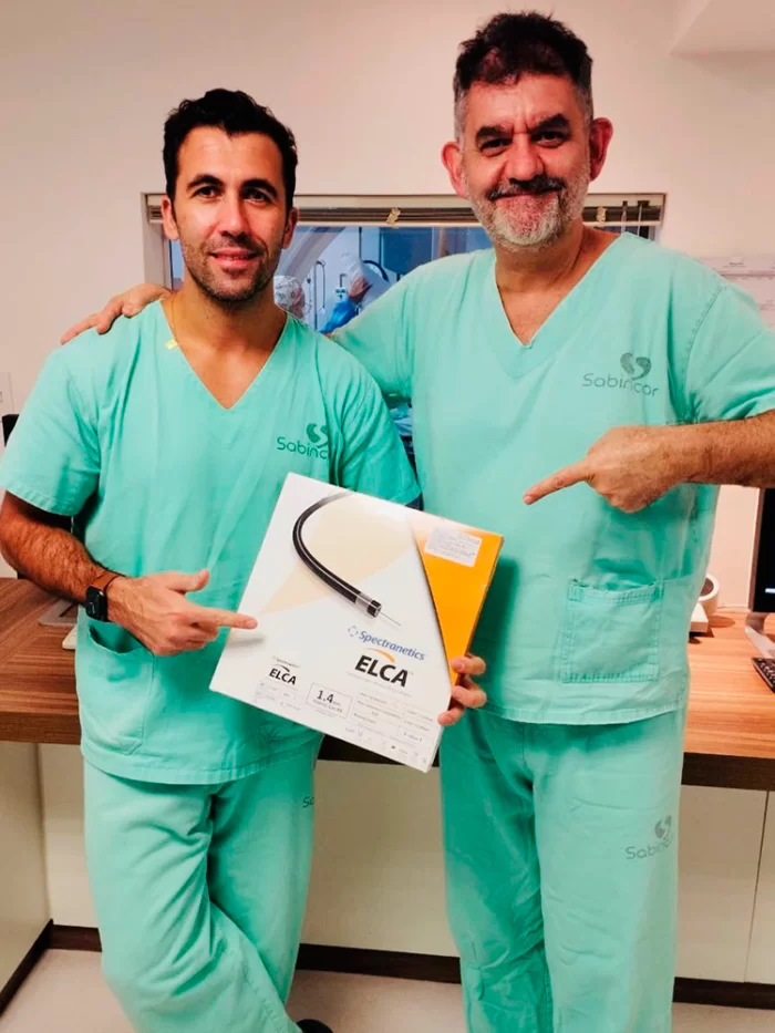 Técnica pioneira para desobstruir artérias é realizada em JF 1 cateter divulgacao