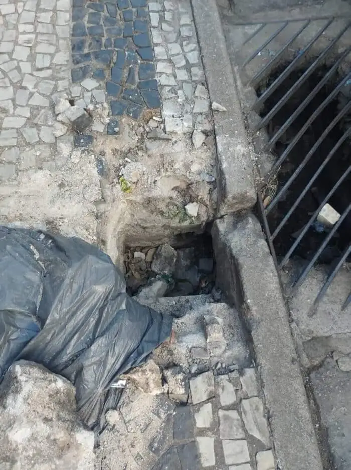 Calçada danificada no centro 1 vu