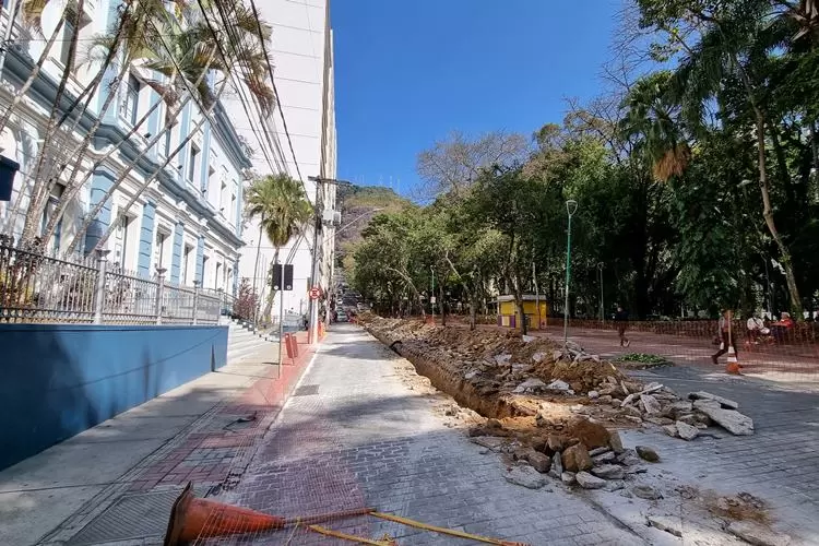 PJF embarga obra da Câmara para retirada de postes e fios em frente ao Paço Municipal 1 Obras no Paco Municipal Leonardo Costa 9