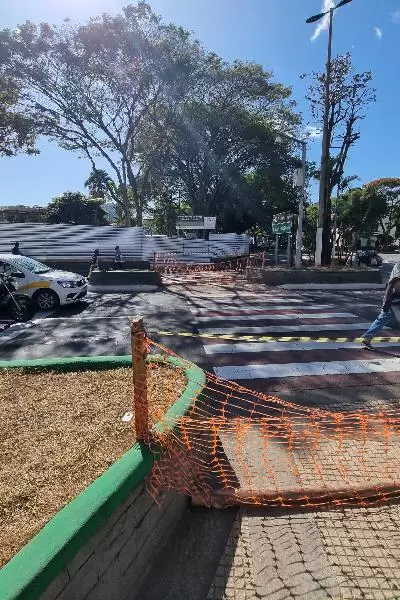 Fechamento da Praça Antônio Carlos para obras causa riscos a pedestres 1 PAC foto Leonardo Costa 5