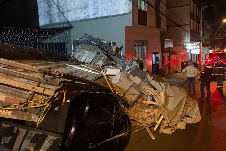 Caminhão colide contra prédio no Alto dos Passos 1 caminhao bate em predio no alto dos passos divulgacao corpo de bombeiros 1