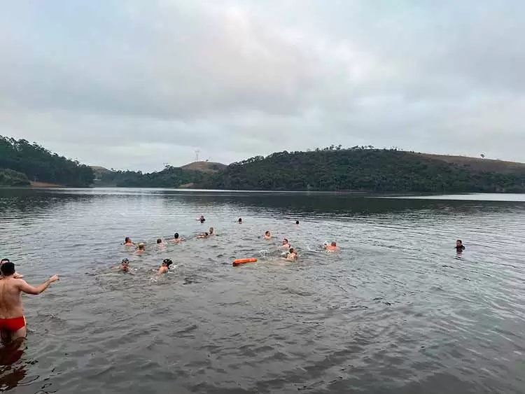 Bombeiros atravessam represa a nado no Desafio de Inverno 1 desafio de inverno corpo de bombeiros