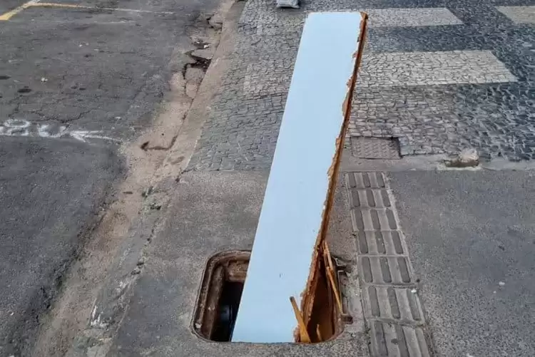 Caixa de passagem destampada gera risco para pedestres no Centro 1 vida urbana 18 08 22