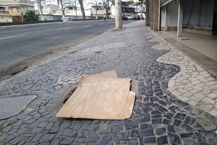 Caixa de passagem destampada representa riscos para pedestres na Itamar Franco 1 vu01 09 22