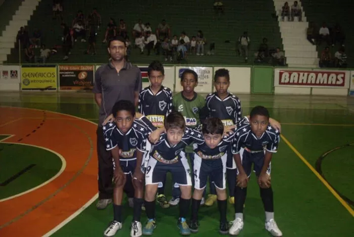 Pela seleção brasileira, juiz-forano é campeão pan-americano de futsal de surdos 2 Hiago atleta surdo e equipe 2. Arquivo pessoal